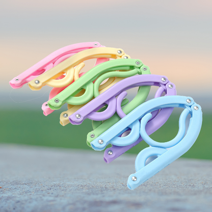Foldable clothes hanger